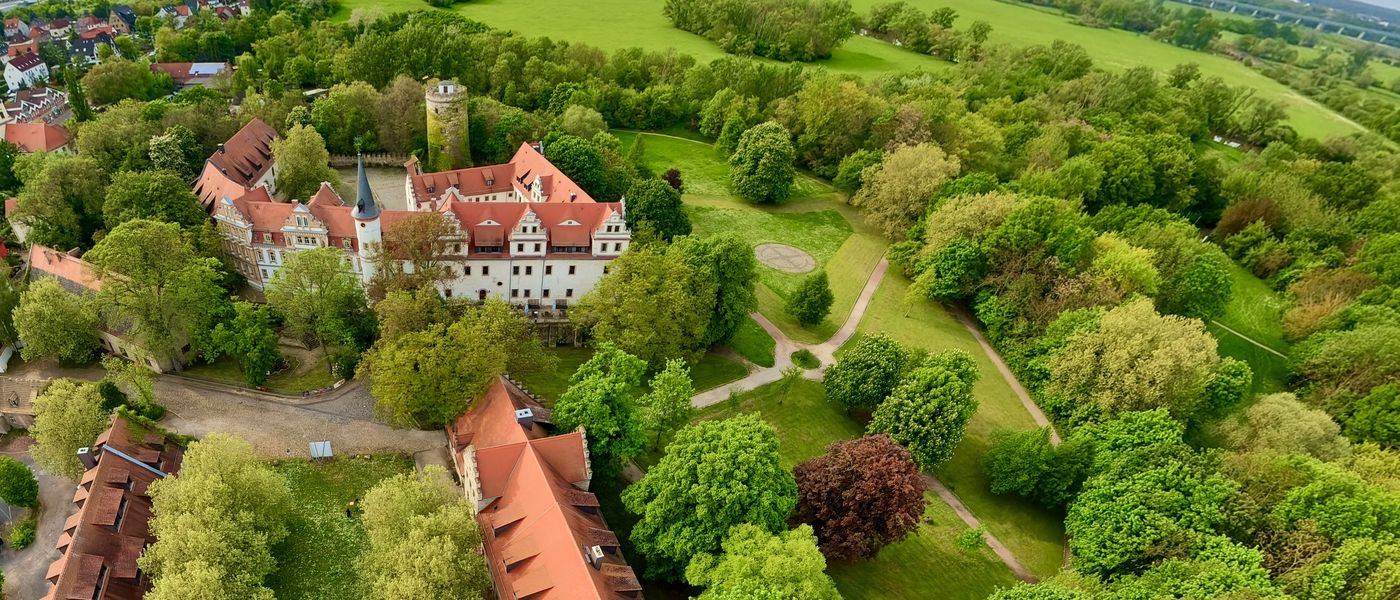 Parkwiese des Schlossparkhotels Schkopau aus der Luft