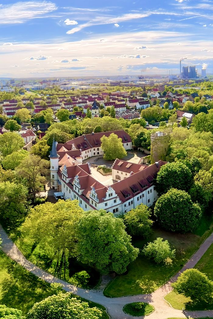 Schloss Schkopau über dem Park, Luftaufnahme im Hochformat