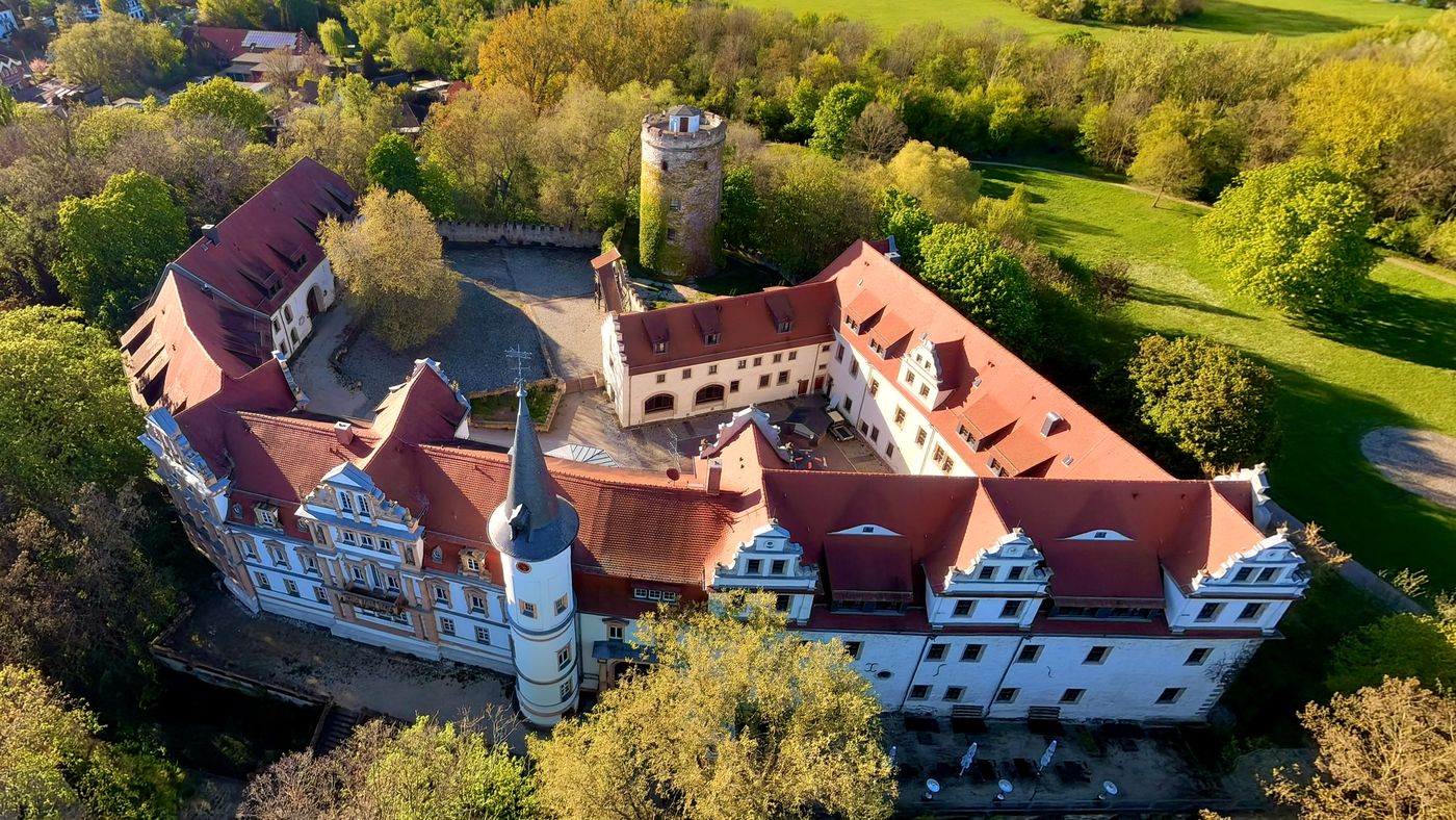 Schloss Schkopau mit Bergfried und Innenhof aus der Vogelperspektive