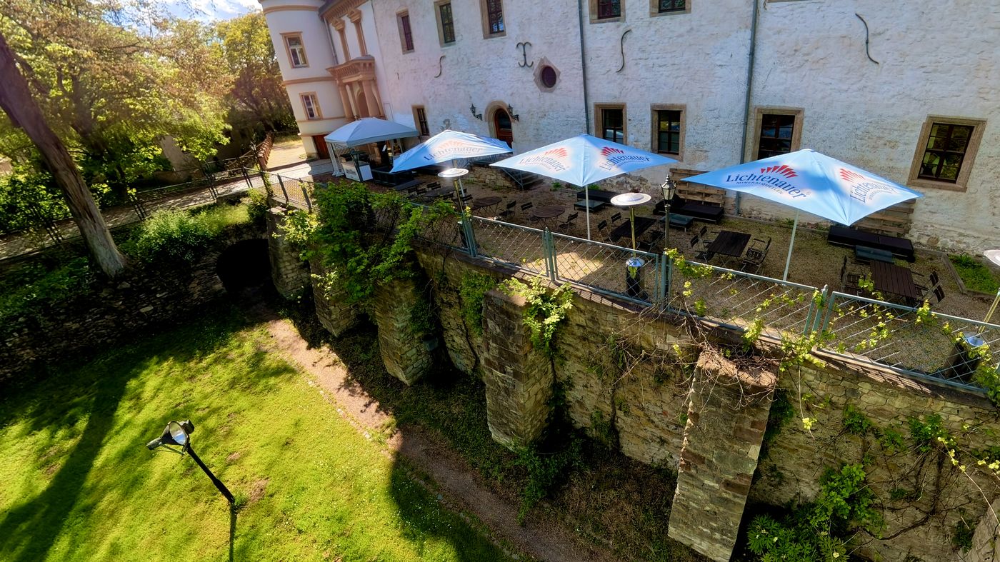 Terrasse des Schlossparkhotels Schkopau auf der historischen Stützmauer