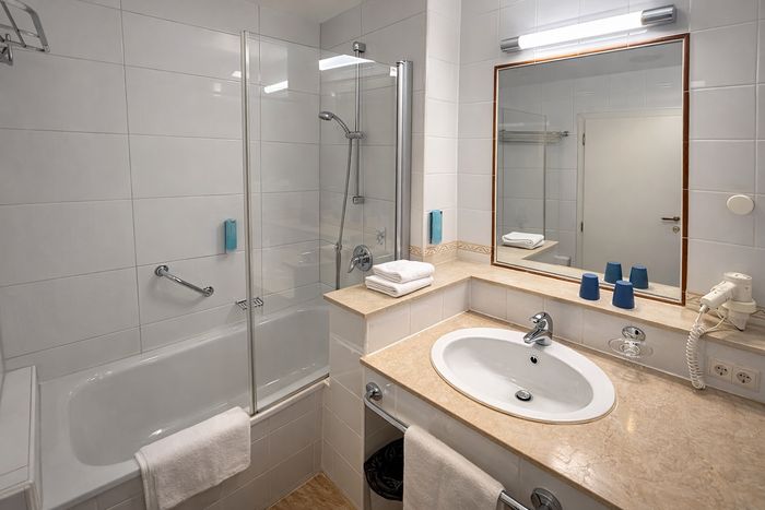 Bad mit Wanne im De-luxe-Doppelzimmer