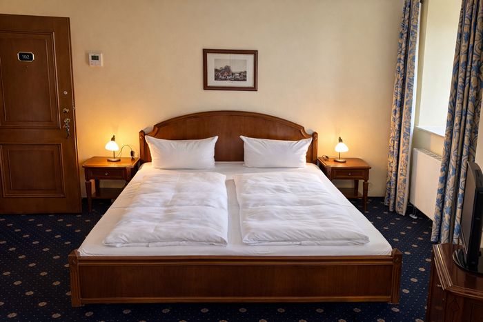 Doppelbett im De-luxe-Doppelzimmer