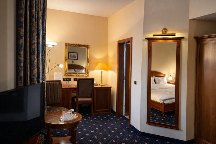 Schreibtisch und Sitzplatz im Doppelzimmer