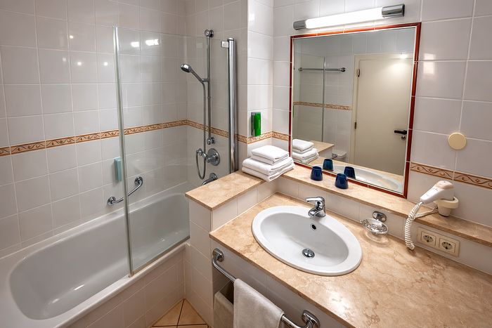 Bad mit Wanne und Duschabtrennung