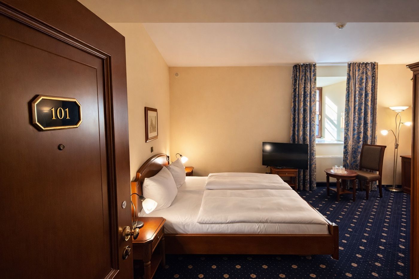 Blick vom Eingang in ein Doppelzimmer