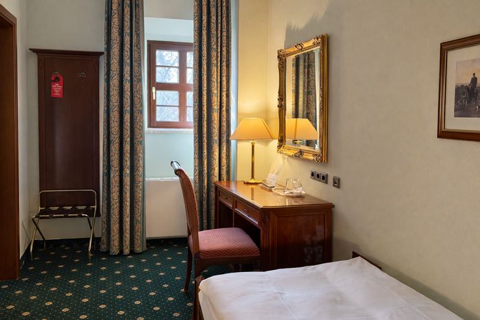 Schreibtisch am Fenster im Einzelzimmer
