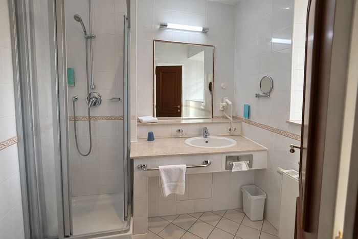 Bad mit Dusche im Einzelzimmer