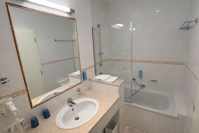 Bad mit Wanne in der Junior Suite