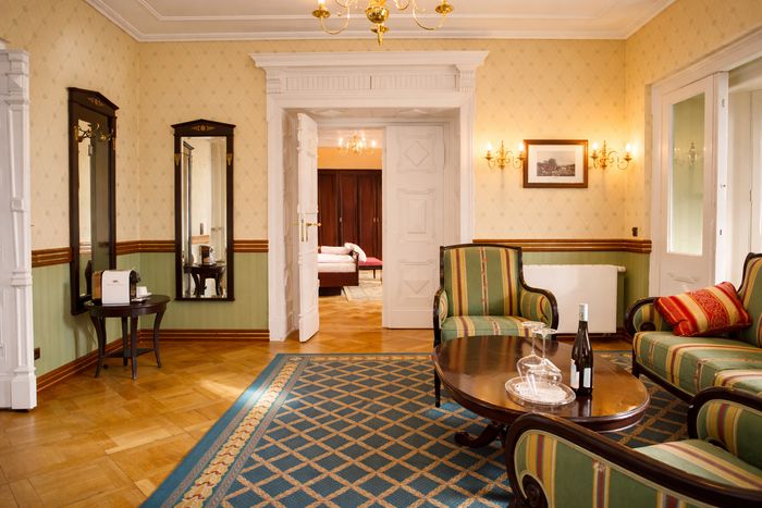 Salon der König-Heinrich-Suite mit Sesselgruppe